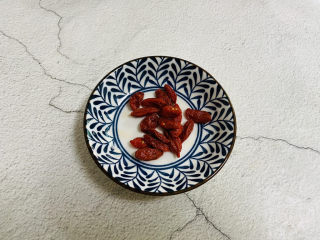 2、南瓜汤圆,枸杞提前清洗干净泡软