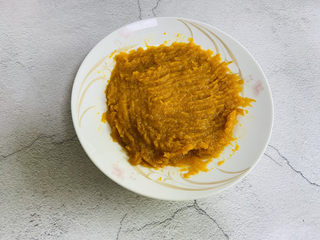 4、南瓜汤圆,上锅蒸熟捣成泥状