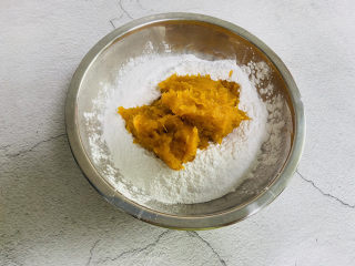 6、南瓜汤圆,放入南瓜泥