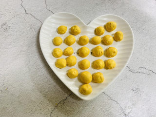 8、南瓜汤圆,取一剂子搓圆