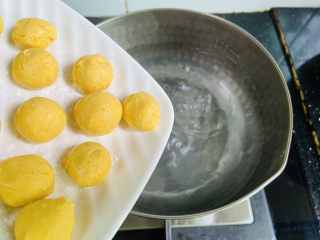 9、南瓜汤圆,锅中加入清水大火烧开放入汤圆