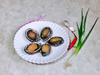 1、清蒸鲍鱼,准备食材。