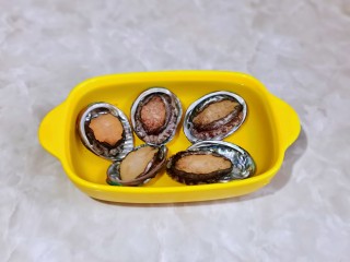 2、清蒸鲍鱼,小鲍鱼盐水泡20分钟。
