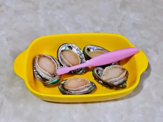 3、清蒸鲍鱼,去掉内脏再用干净的牙刷刷干净。