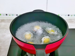 4、清蒸鲍鱼,焯水：锅中水烧开，下去鲍鱼，大火煮30秒捞出过冷水。