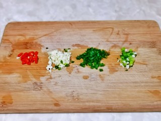 5、清蒸鲍鱼,葱蒜去皮切碎，辣椒切段。
