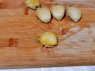 6、清蒸鲍鱼,小鲍鱼切花刀。