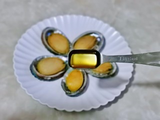 7、清蒸鲍鱼,摆盘淋上料酒。