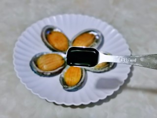 9、清蒸鲍鱼,加入蚝油腌制10分钟。