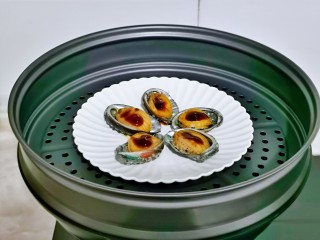 10、清蒸鲍鱼,隔水蒸，上汽后蒸3分钟即可。
