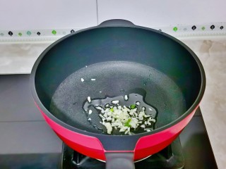 11、清蒸鲍鱼,起油锅，加入葱蒜煸炒出香味关火。