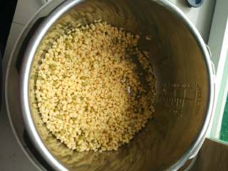 1、手工绿豆糕,泡了一夜的绿豆，双手搓掉绿皮皮。这是个艰难的工程。手好累，最后一丢丢我偷懒没弄。