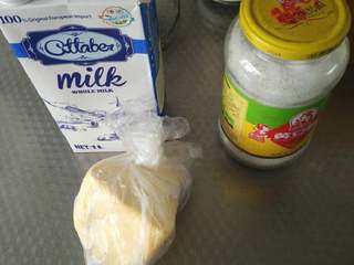 2、手工绿豆糕,准备好白糖，黄油，牛奶（其实玉米油，炼乳桂花蜜，蜜豆，等根据你的口味都可以试试。）偶们家就这些，而且我喜欢黄油的味道，哈哈