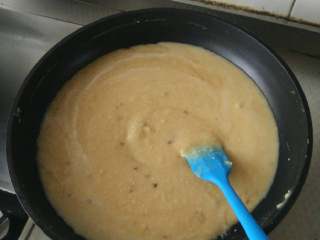 3、手工绿豆糕,洗白白，拨好皮的绿豆放到高压锅中，水加到刚漫过绿豆就行（当然，隔水上蒸锅也是可以滴）高压锅压个30分钟，取出。开炉，下黄油，加入闷煮好的绿豆沙不停翻炒。再加入白糖和牛奶，一直炒到没有水分，锅内的东东可叠加不散成团团，停火。