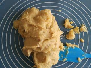 4、手工绿豆糕,放凉后的团团，不用太凉。可以团成团就行。放到之前做月饼的模具内。哈哈三四壹拾贰，咦？咋还多了一个