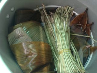 2、碱水粽,如图将泡好的竹叶洗刷干净放锅里加水没过煮开10分钟再用凉水冲洗