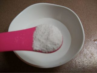 3、碱水粽,如图取一小碗加水倒入食用碱搅拌均匀