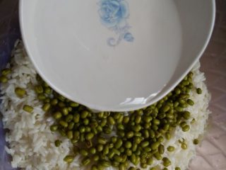 4、碱水粽,如图糯米和绿豆沥干水，倒入碱水