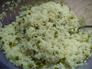 5、碱水粽,如图再搅拌均匀，呈淡黄色