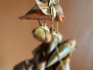 7、碱水粽,如图依次包好自己喜好的形状