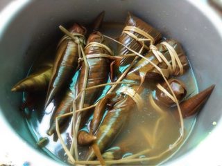 8、碱水粽,如图放入高压锅加水没过粽子煮至打气后再煮40分钟即可