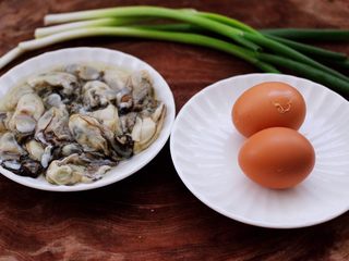 1、金牌海蛎子煎,首先备齐所有的食材，小香葱去皮洗净备用。