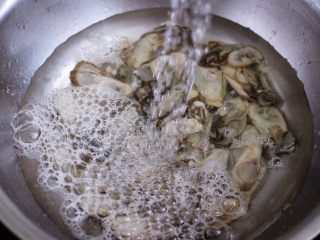 2、金牌海蛎子煎,把海蛎子用清水冲洗干净，剔干净留在海蛎子身上的碎壳后，沥干水分。