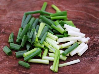 3、金牌海蛎子煎,把洗净的小香葱切成段。
