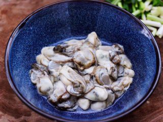5、金牌海蛎子煎,把洗净的海蛎子，放入一个大一点的容器里。