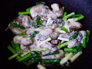 11、金牌海蛎子煎,锅烧热倒入花生油烧至八成热时，锅中倒入海蛎子浆。