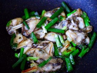 13、金牌海蛎子煎,上面撒上剩下的葱叶。