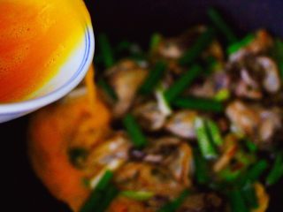 14、金牌海蛎子煎,这个时候，锅中倒入提前打散的鸡蛋液。