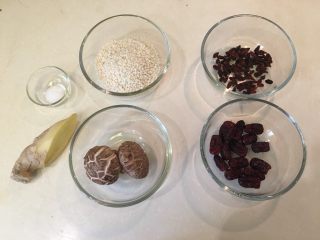 2、韩式参鸡汤,糯米、枸杞、香菇、红枣、盐、姜