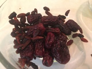 6、韩式参鸡汤,红枣、枸杞洗净沥干备用