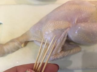 11、韩式参鸡汤,准备好牙签数支