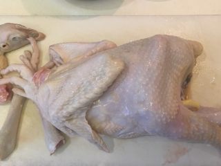 12、韩式参鸡汤,切掉脖子以上的鸡头部分跟鸡爪