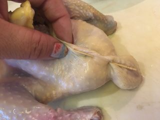 15、韩式参鸡汤,用牙签把鸡肚子的洞“缝”起来