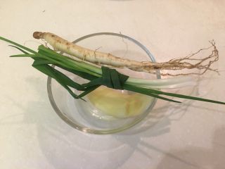 21、韩式参鸡汤,葱打结、姜片、人参，准备好