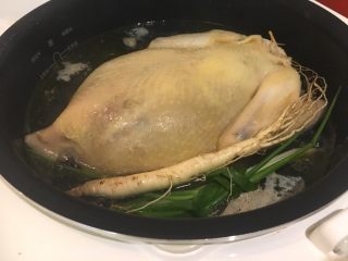 22、韩式参鸡汤,将缝好的鸡跟葱姜人参都放入电饭煲，加水淹过鸡身