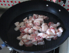 1、五花肉烧粽子 ,五花肉洗净，切成块，焯水后沥干水分