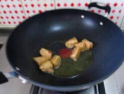 2、五花肉烧粽子 ,粽子去皮，切成小块，炒锅加热放油，加入粽子块，小火煎煮表面结痂盛出