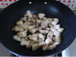 3、五花肉烧粽子 ,再下入焯水的五花肉小火煸炒至微黄