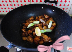 4、五花肉烧粽子 ,烹入料酒，加入酱油 冰糖和葱姜 八角 辣椒继续煸炒均匀