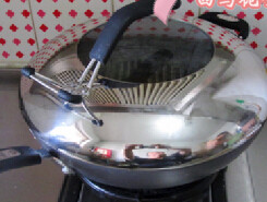 5、五花肉烧粽子 ,倒入开水，没过五花肉，大火烧开，转小火，焖制1小时