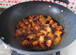 6、五花肉烧粽子 ,加入盐和粽子，收干汤汁即可