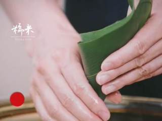 2、粽子&芥菜咸蛋汤,粽叶用温水浸泡