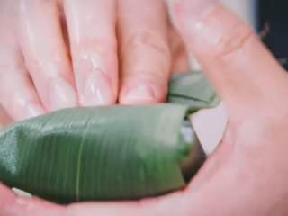 4、粽子&芥菜咸蛋汤,马莲草捆成四角形