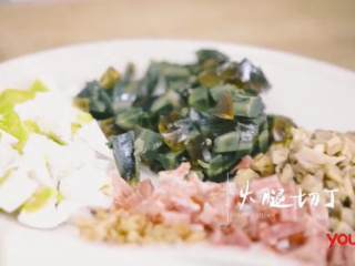 5、粽子&芥菜咸蛋汤,香菇、海米、鸭蛋、皮蛋、火腿切丁