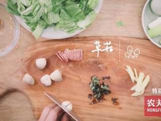 9、粽子&芥菜咸蛋汤,切皮蛋、火腿、香菇