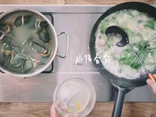 12、粽子&芥菜咸蛋汤,放入切好的荠菜、皮蛋、草菇、咸鸭蛋白